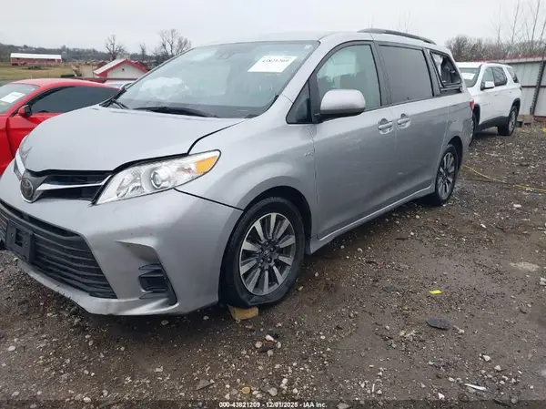 5TDJZ3DC8JS209260 2018 TOYOTA SIENNA - Image 2