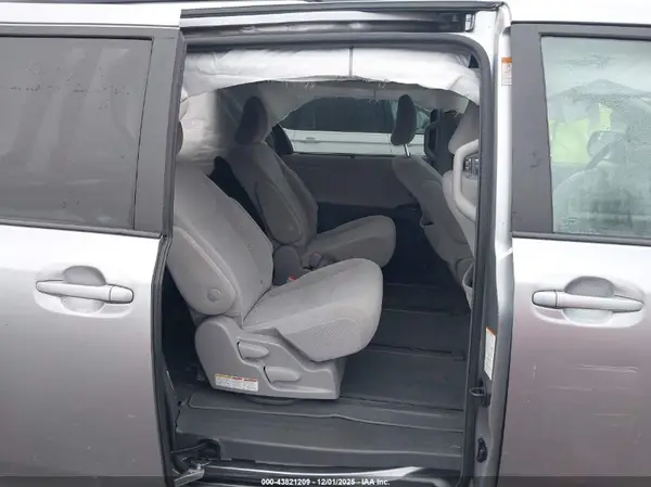 5TDJZ3DC8JS209260 2018 TOYOTA SIENNA - Image 8