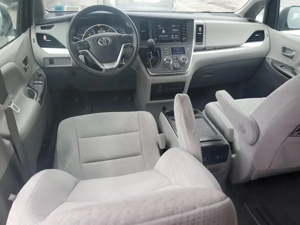 5TDJZ3DC8KS224827 2019 TOYOTA SIENNA - Image 8