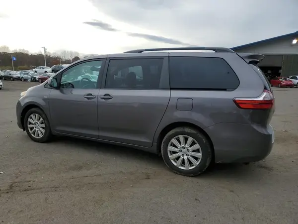5TDJZ3DC9HS151220 2017 TOYOTA SIENNA - Image 2