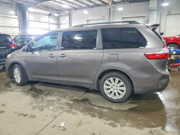 5TDJZ3DC9HS155199 2017 TOYOTA SIENNA - Image 2