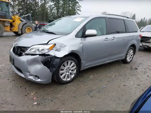 5TDJZ3DC9HS161097 2017 TOYOTA SIENNA - Image 2