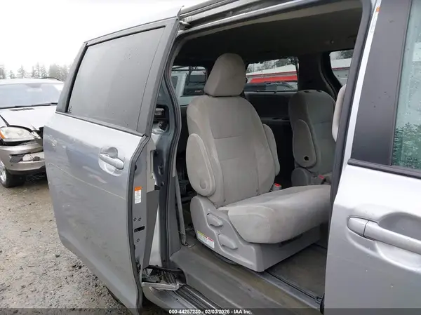 5TDJZ3DC9HS161097 2017 TOYOTA SIENNA - Image 8