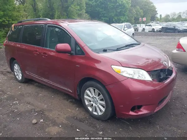 5TDJZ3DC9HS164792 2017 TOYOTA SIENNA - Image 1