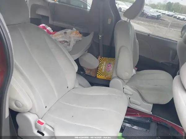 5TDJZ3DC9HS164792 2017 TOYOTA SIENNA - Image 8