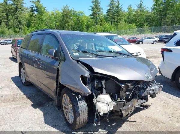 5TDJZ3DC9HS166879 2017 TOYOTA SIENNA - Image 1