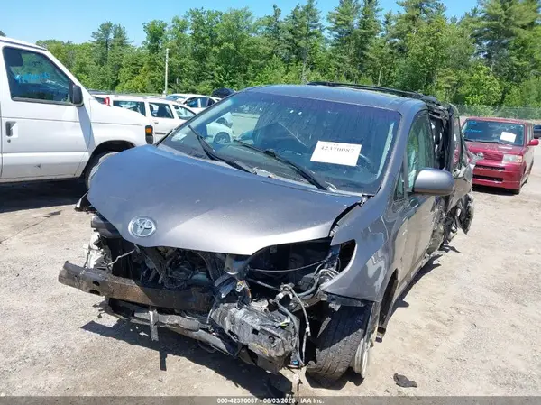 5TDJZ3DC9HS166879 2017 TOYOTA SIENNA - Image 2