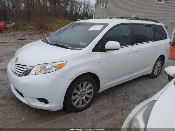 5TDJZ3DC9HS179647 2017 TOYOTA SIENNA - Image 2
