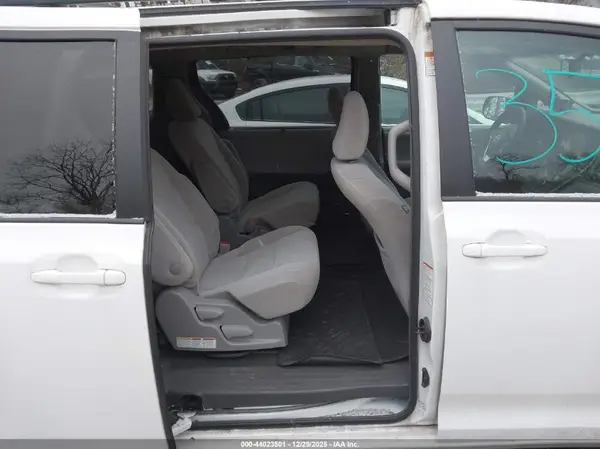 5TDJZ3DC9HS179647 2017 TOYOTA SIENNA - Image 8