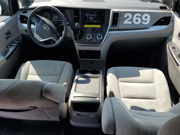 5TDJZ3DC9HS180233 2017 TOYOTA SIENNA - Image 8