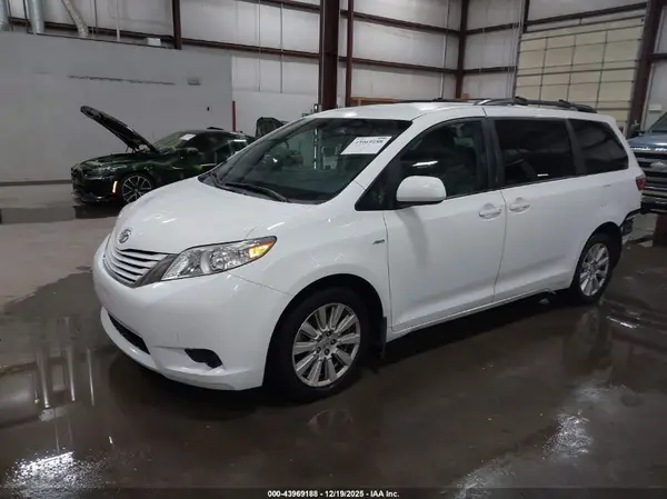 5TDJZ3DC9HS183150 2017 TOYOTA SIENNA - Image 2