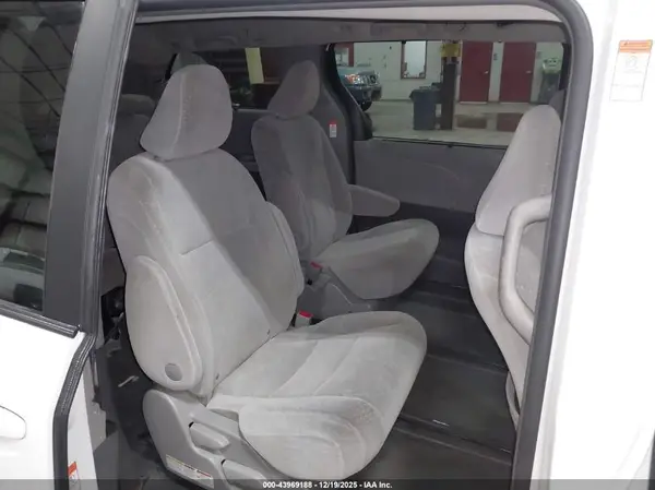 5TDJZ3DC9HS183150 2017 TOYOTA SIENNA - Image 8