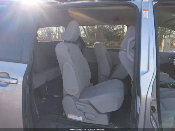 5TDJZ3DC9HS183536 2017 TOYOTA SIENNA - Image 8