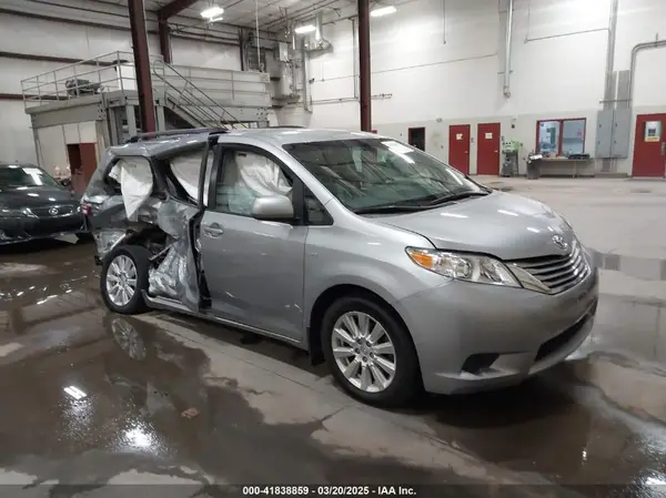 5TDJZ3DC9HS185755 2017 TOYOTA SIENNA - Image 1