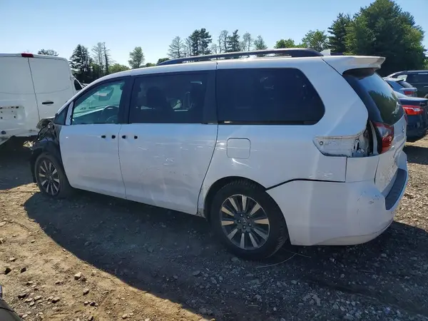 5TDJZ3DC9JS188936 2018 TOYOTA SIENNA - Image 2