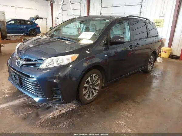 5TDJZ3DC9JS191254 2018 TOYOTA SIENNA - Image 2