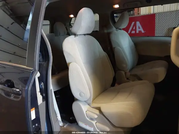 5TDJZ3DC9JS191254 2018 TOYOTA SIENNA - Image 8