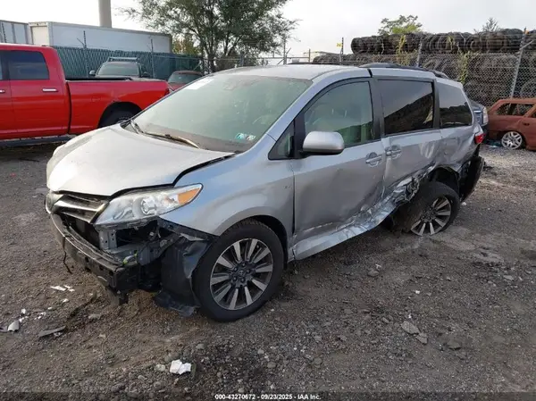 5TDJZ3DC9JS199452 2018 TOYOTA SIENNA - Image 2