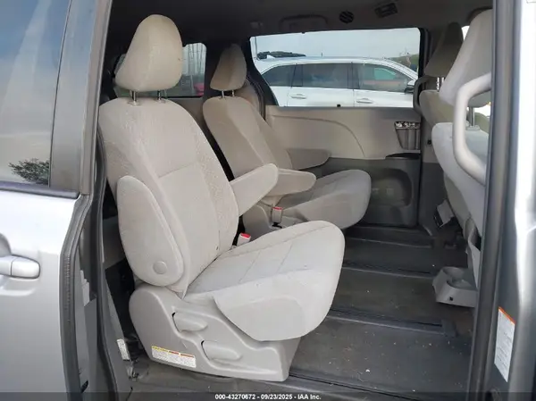 5TDJZ3DC9JS199452 2018 TOYOTA SIENNA - Image 8