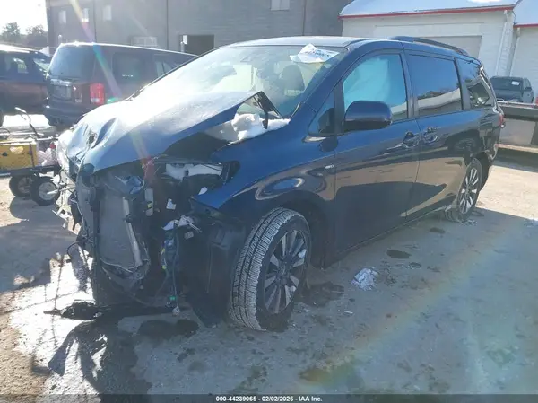 5TDJZ3DC9KS211939 2019 TOYOTA SIENNA - Image 2
