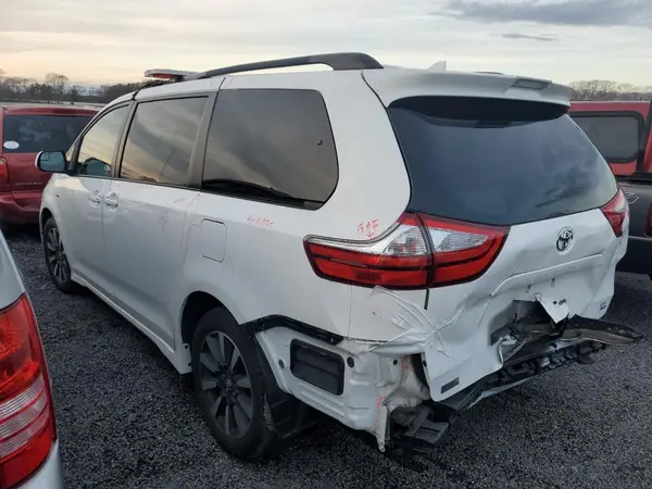 5TDJZ3DC9KS225078 2019 TOYOTA SIENNA - Image 2