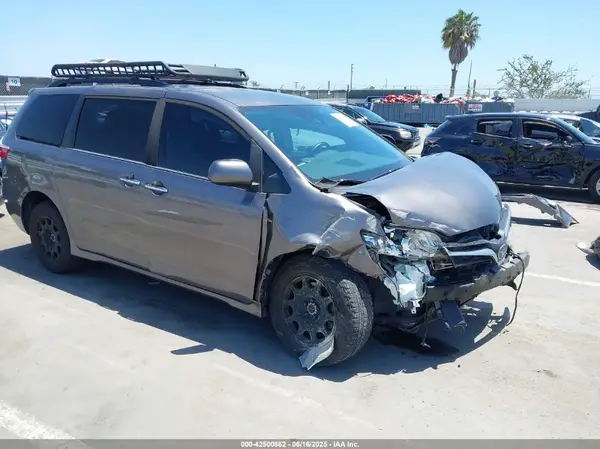 5TDJZ3DC9KS225324 2019 TOYOTA SIENNA - Image 1