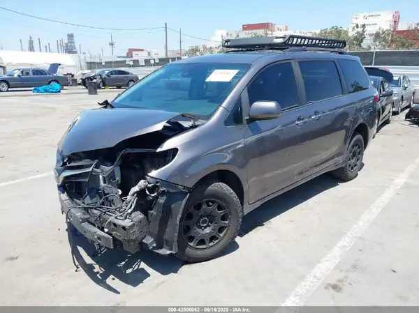 5TDJZ3DC9KS225324 2019 TOYOTA SIENNA - Image 2