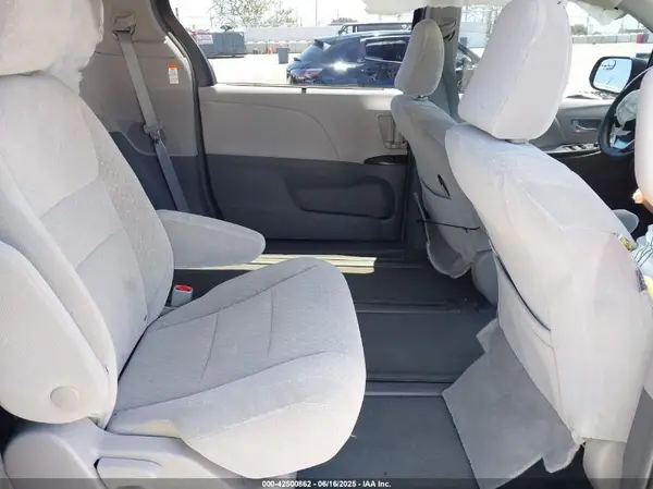 5TDJZ3DC9KS225324 2019 TOYOTA SIENNA - Image 8