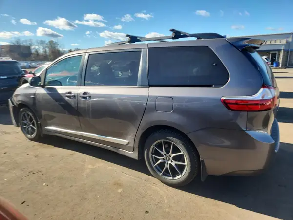 5TDJZ3DC9KS225338 2019 TOYOTA SIENNA - Image 2