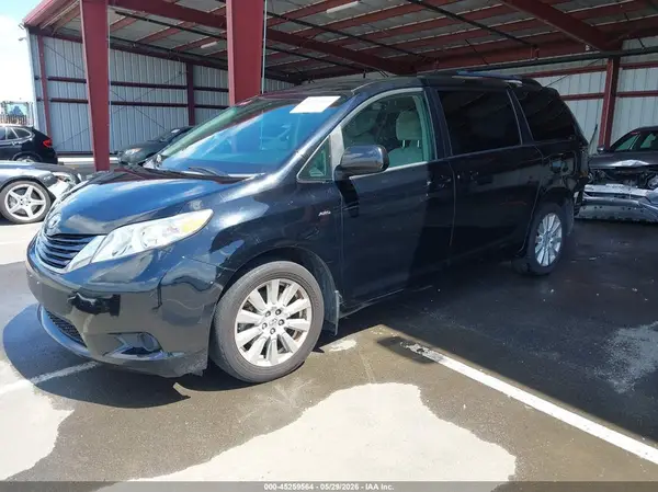 5TDJZ3DCXHS149363 2017 TOYOTA SIENNA - Image 2
