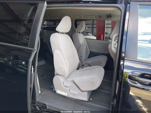 5TDJZ3DCXHS149363 2017 TOYOTA SIENNA - Image 8