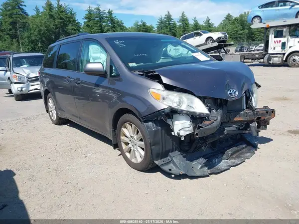 5TDJZ3DCXHS150027 2017 TOYOTA SIENNA - Image 1