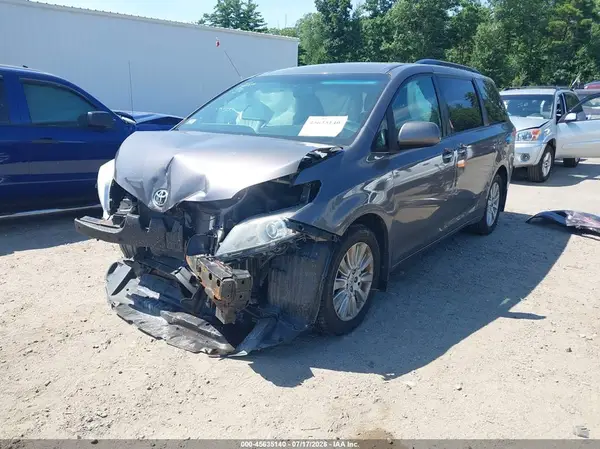 5TDJZ3DCXHS150027 2017 TOYOTA SIENNA - Image 2