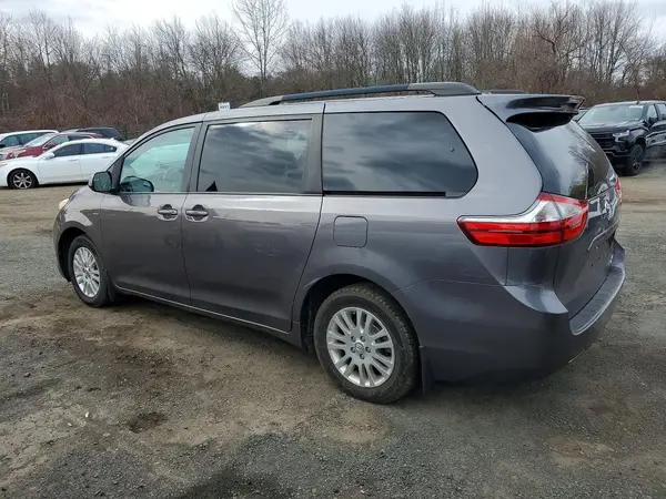 5TDJZ3DCXHS159925 2017 TOYOTA SIENNA - Image 2