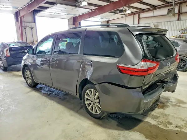 5TDJZ3DCXHS163747 2017 TOYOTA SIENNA - Image 2
