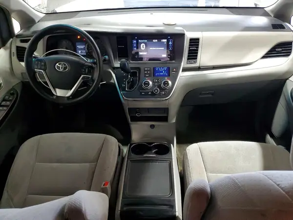 5TDJZ3DCXHS163747 2017 TOYOTA SIENNA - Image 8