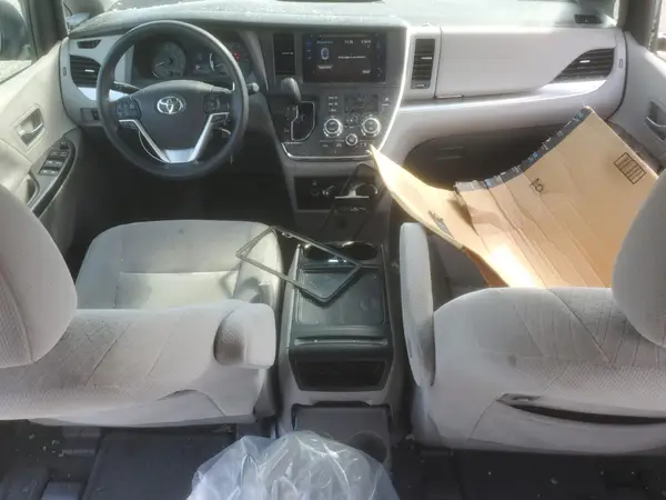 5TDJZ3DCXHS165871 2017 TOYOTA SIENNA - Image 8