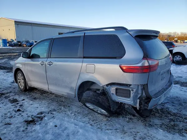 5TDJZ3DCXHS167734 2017 TOYOTA SIENNA - Image 2