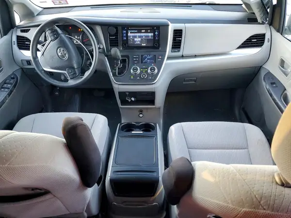 5TDJZ3DCXHS167734 2017 TOYOTA SIENNA - Image 8