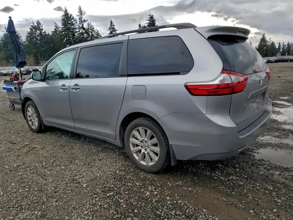 5TDJZ3DCXHS187028 2017 TOYOTA SIENNA - Image 2