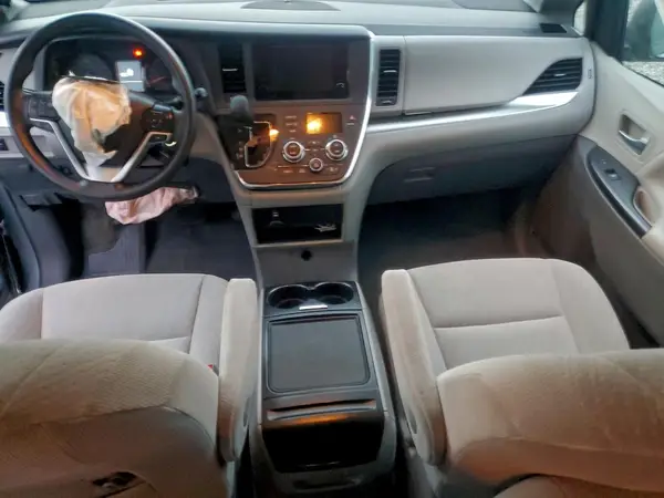 5TDJZ3DCXHS187028 2017 TOYOTA SIENNA - Image 8