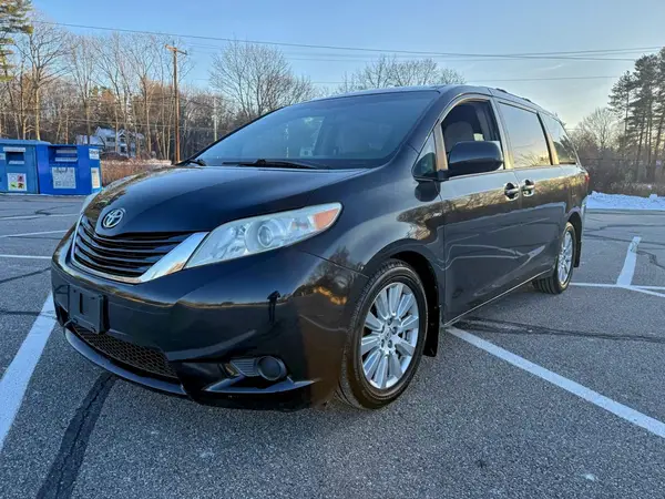 5TDJZ3DCXHS187983 2017 TOYOTA SIENNA - Image 2