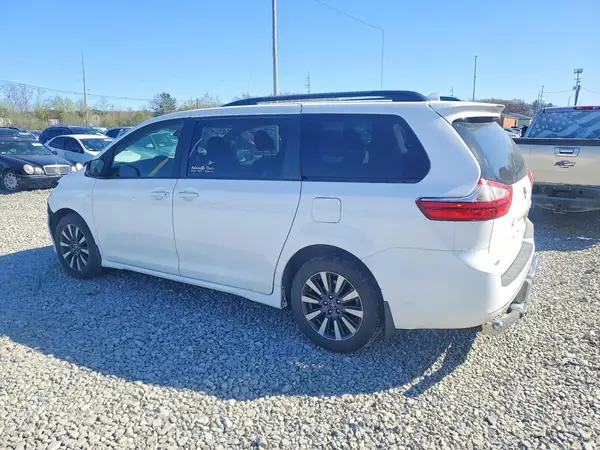 5TDJZ3DCXJS189920 2018 TOYOTA SIENNA - Image 2