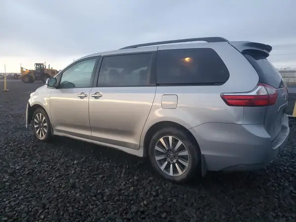 5TDJZ3DCXJS190369 2018 TOYOTA SIENNA - Image 2
