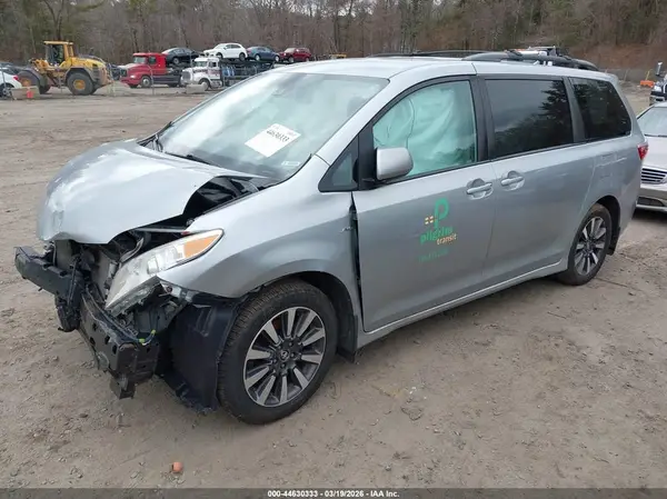 5TDJZ3DCXKS215658 2019 TOYOTA SIENNA - Image 2