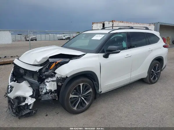 5TDJZRAH4MS058943 2021 TOYOTA HIGHLANDER - Image 2