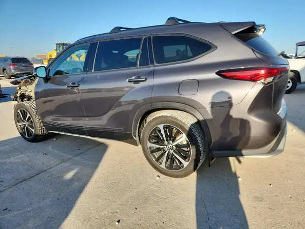5TDJZRAH4NS108547 2022 TOYOTA HIGHLANDER - Image 2