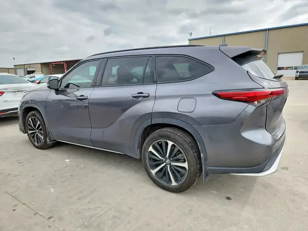5TDJZRAH7NS108123 2022 TOYOTA HIGHLANDER - Image 2