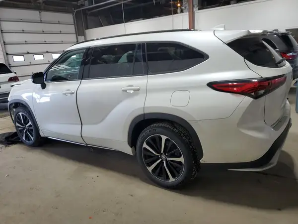 5TDJZRBH1MS141762 2021 TOYOTA HIGHLANDER - Image 2