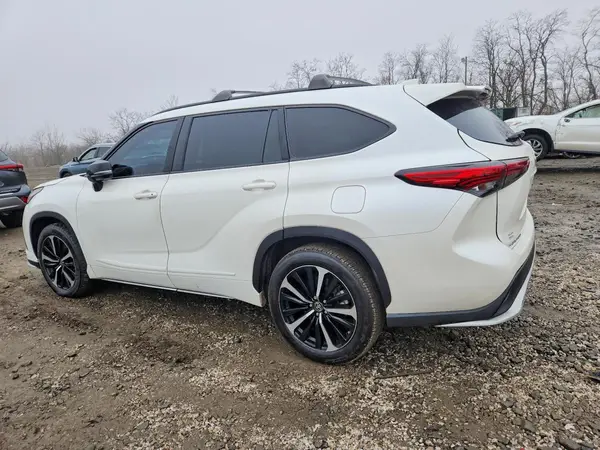 5TDJZRBH2MS141737 2021 TOYOTA HIGHLANDER - Image 2